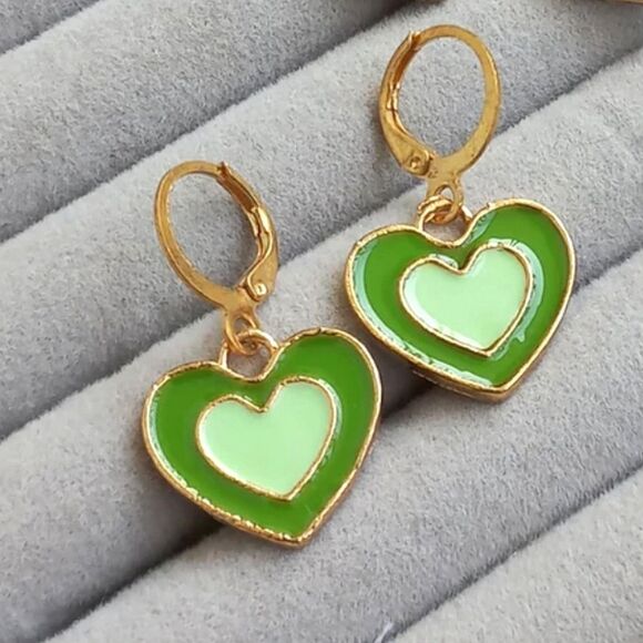 💚 Green Double Heart Gold Little Hoop Earrings NWT Elegant - Picture 1 of 3